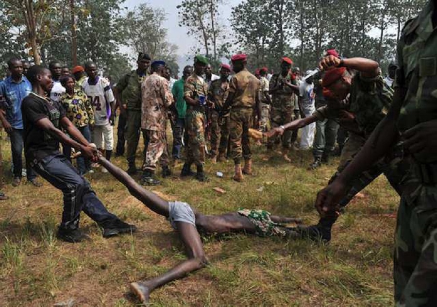 L’Afrique paraît donc comme étranglée.