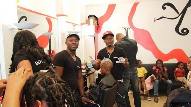 Salon de coiffure hommes, femmes, enfants en Afrique